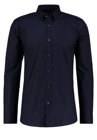 Camisa de manga larga azul marino con cuello abotonado, que presenta una tela suave, cierre frontal con botones y puños abotonados.
