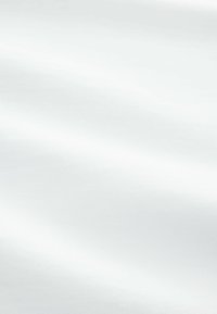 Tissu blanc à la texture lisse, avec un éclat subtil et de légers ondulations, créant une apparence douce et fluide.