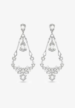 Boucles d'oreilles pendantes dramatiques ornées de multiples diamants étincelants, de formes goutte et géométriques, montées sur un métal de couleur argentée.