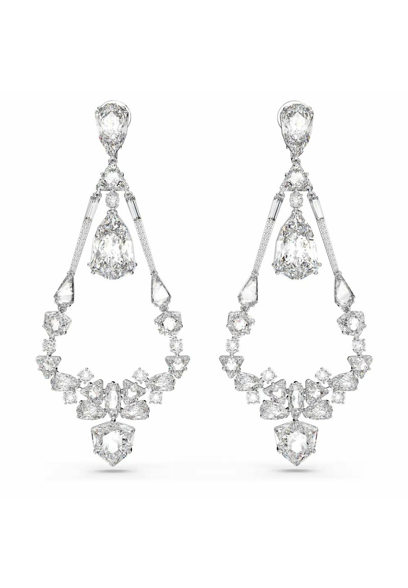 Dramatische Ohrhänger mit mehreren funkelnden Diamanten in Tropfen- und geometrischen Formen, gefasst in silberfarbenem Metall.