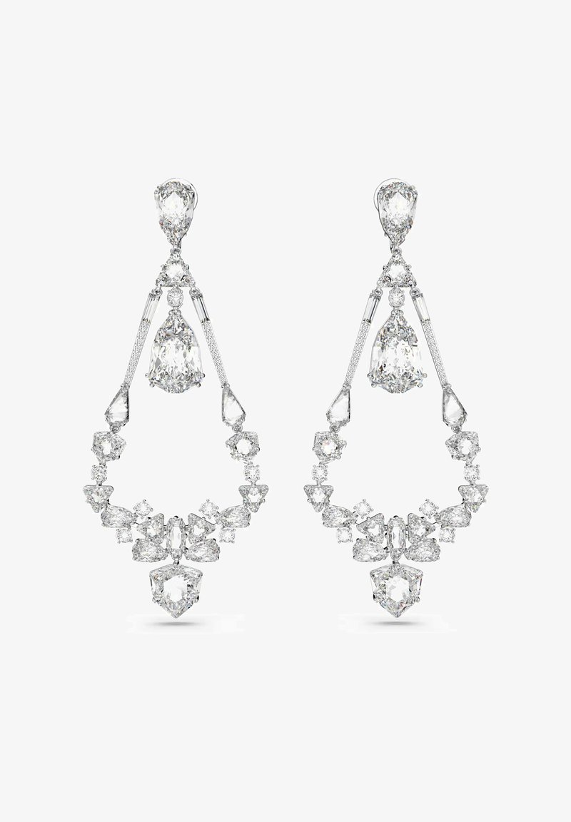 Dramatische Ohrhänger mit mehreren funkelnden Diamanten in Tropfen- und geometrischen Formen, gefasst in silberfarbenem Metall.