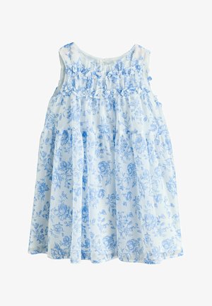 Ärmelloses weißes Kleid mit blauem Blumenmuster und Rüschenverzierung am Oberteil, geraffter Taille und fließendem Rock.