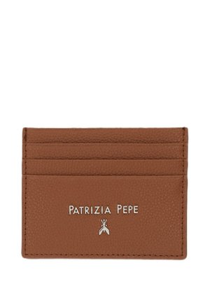 Portacarte in pelle marrone con tre scomparti per carte e logo Patrizia Pepe argento con simbolo di insetto sul davanti.