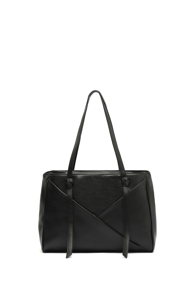 Sort læder tote taske med to håndtag, der har en struktureret form og diagonale syninger på forsiden. Glat tekstur.