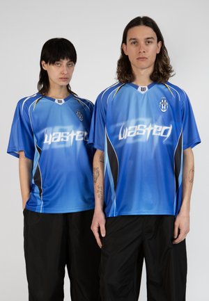 Sinivärvilised lühikeste varrukatega jalgpallijersey'd, millel on gradientdisain. Valge "wasted" tekst, mustad aktsendid ning logo rinnal. Mustad püksid.