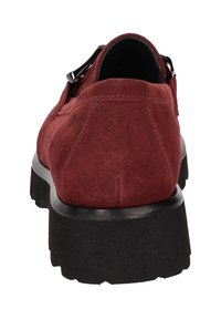 Rode suède instap schoenen met een chunky zwarte zool, voorzien van een subtiele stikseldetail en een ronde neusdesign.