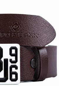 Bruine leren riem met gestructureerde afwerking, voorzien van een zilverkleurige metalen gesp gemarkeerd met "396." Bevat een reliëflogo-detail op de band.