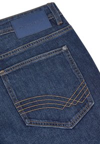 Dunkelblaue Denim-Jeans verfügen über eine aufgesetzte Tasche mit drei horizontalen Steppnähten und einem Leder-Logoetikett oberhalb der Tasche.