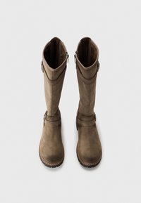 Bottes hautes en cuir suédé marron, à bout rond, avec des boucles sur le côté et une semelle texturée. Fini lisse avec des détails de couture contrastants.
