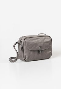 Borsa a tracolla in pelle grigia con chiusura con zip, patta frontale e cuciture sottili. Cinghia regolabile attaccata per opzioni di trasporto versatili.