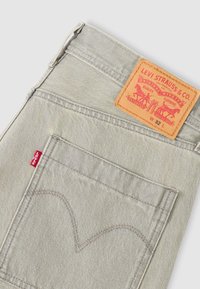 Τα τζιν από ανοιχτό γκρι τζιν ύφασμα διαθέτουν ένα εξέχον δερμάτινο έμπλαστρο με κόκκινο λογότυπο. Εντυπωσιακή ραφή στην πίσω τσέπη με καμπυλωτό σχέδιο.