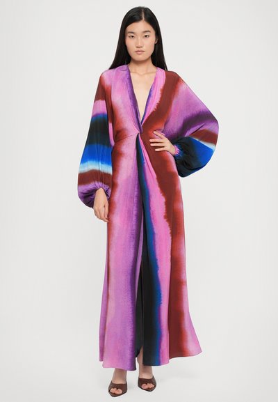 Maxime dress, abstrakti monivärinen kuvio (vaaleanpunainen, sininen, punainen) silkkikankasta, syvä V-kaula-aukko, puffihihnat, sidottu etuseikka, lattiatason pituus.