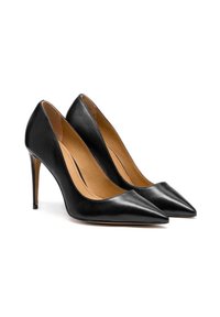 Musta nahkainen korkokenkä, jossa on terävä kärki, kiiltävä muotoilu ja sileä pinta. Varusteena on stilettokorko ja nudelining.