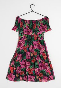 Šaty s odkrytými rameny a nařasenou přední částí, s černým pozadím zdobeným živými růžovými a červenými květinovými vzory.