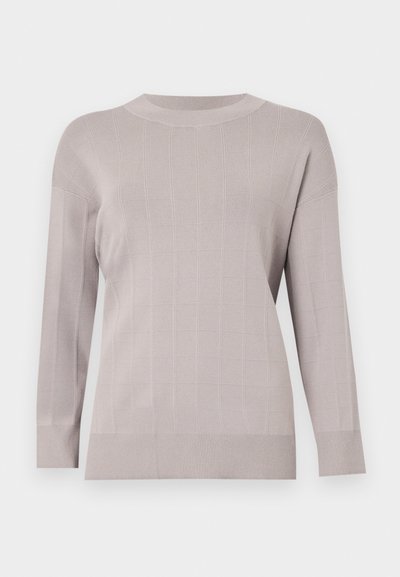 Pulover gri deschis cu un model texturat în grilaj, mâneci lungi, guler rotund și manșete și tiv cu o textură ribbed. Fabricat dintr-un material moale și elastic.