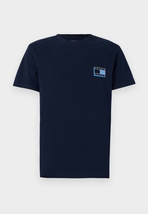 Navyblaue Baumwoll-T-Shirt mit kurzen Ärmeln, ausgestattet mit einem kleinen Brustgraphik in Hellblau und Weiß mit dem Text "TOMMY JEANS". Klassische Passform.