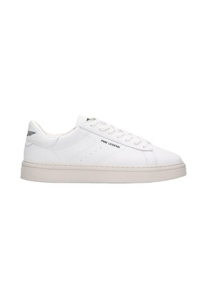 Baskets basses blanches avec lacets, logo PME Legend sur le côté et semelle beige clair, vues de l’extérieur.