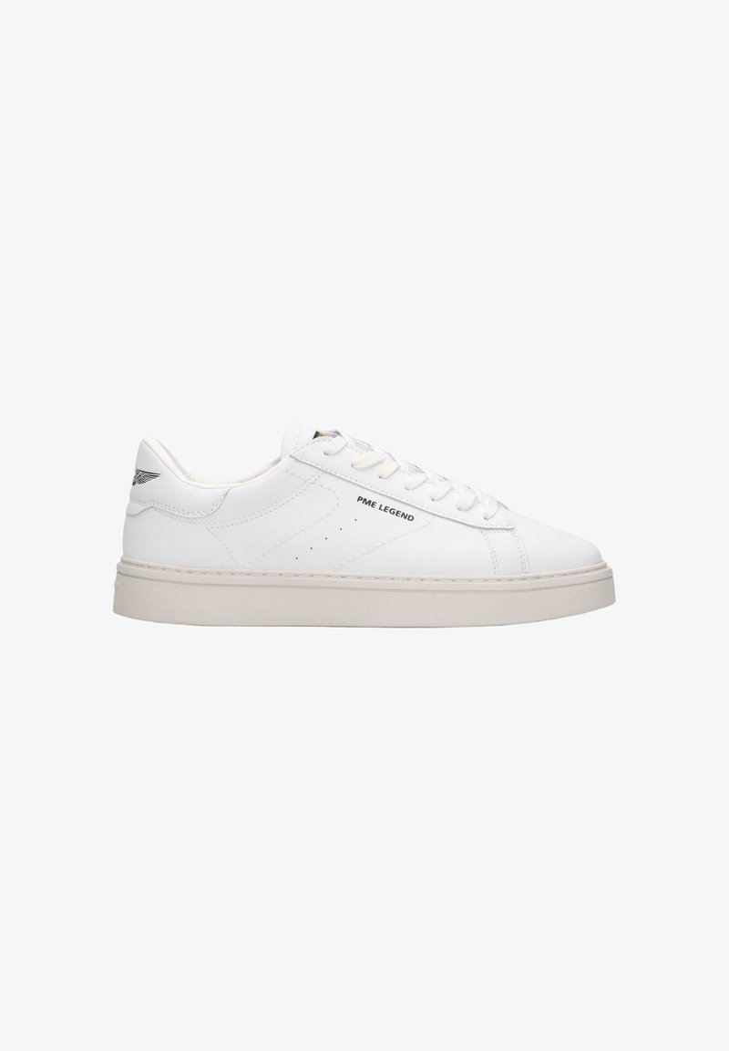 Baskets basses blanches avec lacets, logo PME Legend sur le côté et semelle beige clair, vues de l’extérieur.