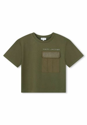 T-shirt verde oliva con maniche corte, dotata di una tasca sul petto e la scritta "MARC JACOBS" sopra in un colore a contrasto. Texture liscia.