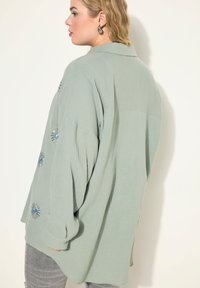 Studio Untold EYE EMBROIDERY BUTTON FRONT  - Blusa - green thistle