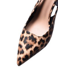 Scarpa con tacco alto in stampa leopardata, caratterizzata da una punta affusolata, lati scavati e una superficie testurizzata in tonalità di marrone chiaro e nero.