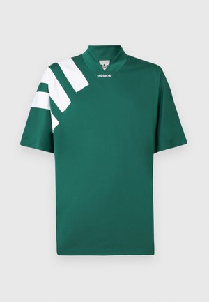 Groen Adidas-shirt met korte mouwen, een kraag met inkeping en drie schuine witte strepen op de linkerschouder en -mouw.