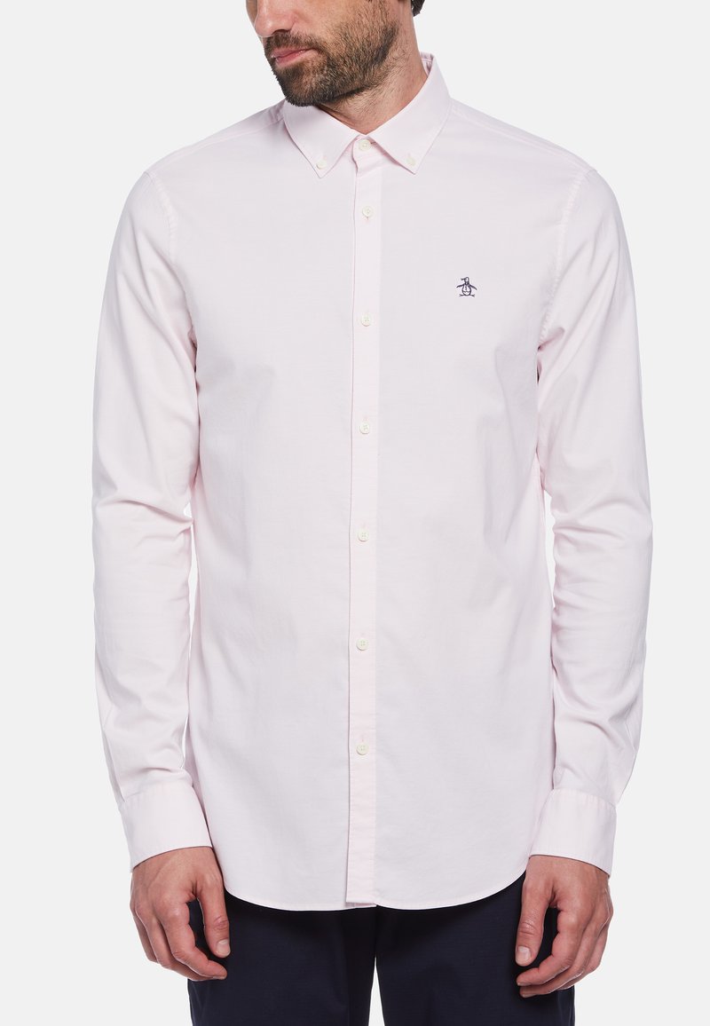 Lichtroze langemouwen shirt met een knoopsluiting kraag, voorzien van een klein geborduurd logo op de linkerkant van de borst. Gemaakt van katoen.