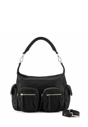 Bolso de mano de cuero negro con dos bolsillos delanteros con cremallera, bolsillos laterales, un asa superior y una correa de hombro desmontable colocada a su lado.