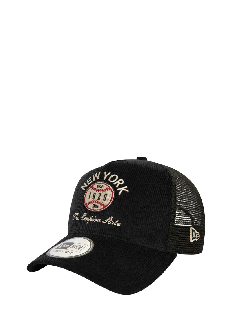 Gorra de pana negra con parte trasera de malla, bordado "NEW YORK" y diseño de béisbol, cierre ajustable de presión, con una etiqueta blanca de New Era.