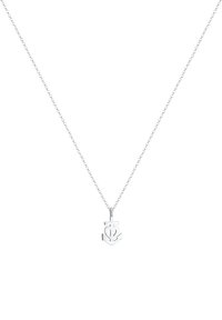 Silverkedja med ett litet polerat ankarsmycke som har ett kors upptill, på vit bakgrund.