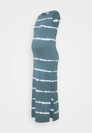 Bezrekawowa sukienka maxi ciążowa z poziomymi paskami tie-dye w kolorze morskim i białym oraz rozcięciem po boku, prezentowana na manekinie z profilu bocznego.