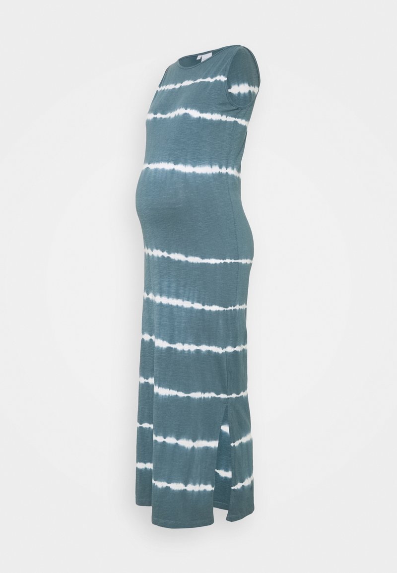 Robe maxi de grossesse sans manches avec des rayures horizontales tie-dye turquoise et blanches, fendue sur le côté, présentée sur un mannequin de profil latéral.