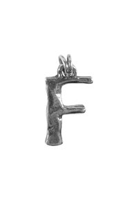 Silverfärgad metallberlock i form av bokstaven "F", med en strukturerad yta och en ögla för fäste.