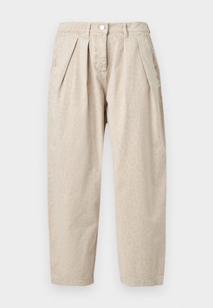 Μπεζ παντελόνι ψηλόμεσο με πιέτες, εμπρόσθιες τσέπες, κλείσιμο με κουμπί και διακριτικό λεοπάρ μοτίβο σε ουδέτερο φόντο.