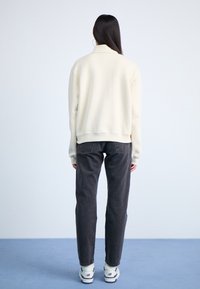 New Balance GRAPHIC QUARTER ZIP - Sweater - off-white