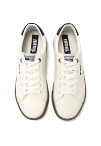 Zapatillas de cuero blancas con una textura suave, suela de goma marrón y cordones blancos. Presenta un logo azul en el lateral y un acolchado en el collar.