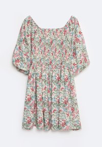 Blomstret kjole med smocked overdel, korte puffærmer og en blød nederdel. Har farver som grøn, rød, pink og blå blomster mod en lys baggrund.