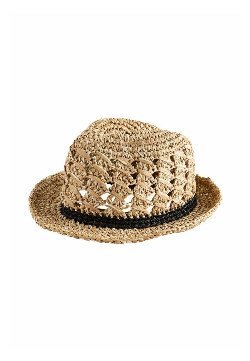 Sombrero de paja tejido de color beige natural, con una banda negra. Tiene una corona redondeada y estructurada, y un ala ancha.