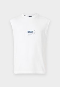 Λευκό αμάνικο πουκάμισο με στρογγυλή λαιμόκοψη και κεντρικό ορθογώνιο λογότυπο HUGO σε μπλε και λευκό στο στήθος.