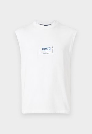 T-shirt blanc sans manches à col rond avec un patch rectangulaire centré du logo HUGO en bleu et blanc sur la poitrine.