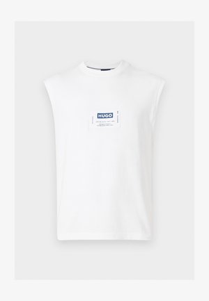 Biała koszulka bez rękawów z okrągłym dekoltem i prostokątną naszywką z logo HUGO w kolorach niebieskim i białym na piersi, umieszczoną na środku.