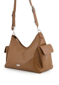 Brązowa skórzana torba na ramię o teksturowanej powierzchni, zakrzywionym kształcie i przedniej kieszeni. Posiada regulowany pasek oraz srebrne elementy ozdobne.