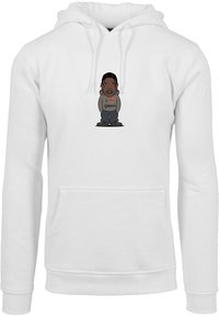 Hvid hoodie med et grafisk motiv af en tegneseriefigur med fletninger, iført en grå skjorte med teksten "Jeg føler spøgelser" og blå bukser.