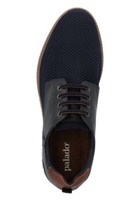Marinefarbene Mesh- und Lederschuhe mit braunen Akzenten, runder Spitze, Schnürverschluss und strukturiertem Profil. Das Innere bietet eine markenbezogene Fütterung.