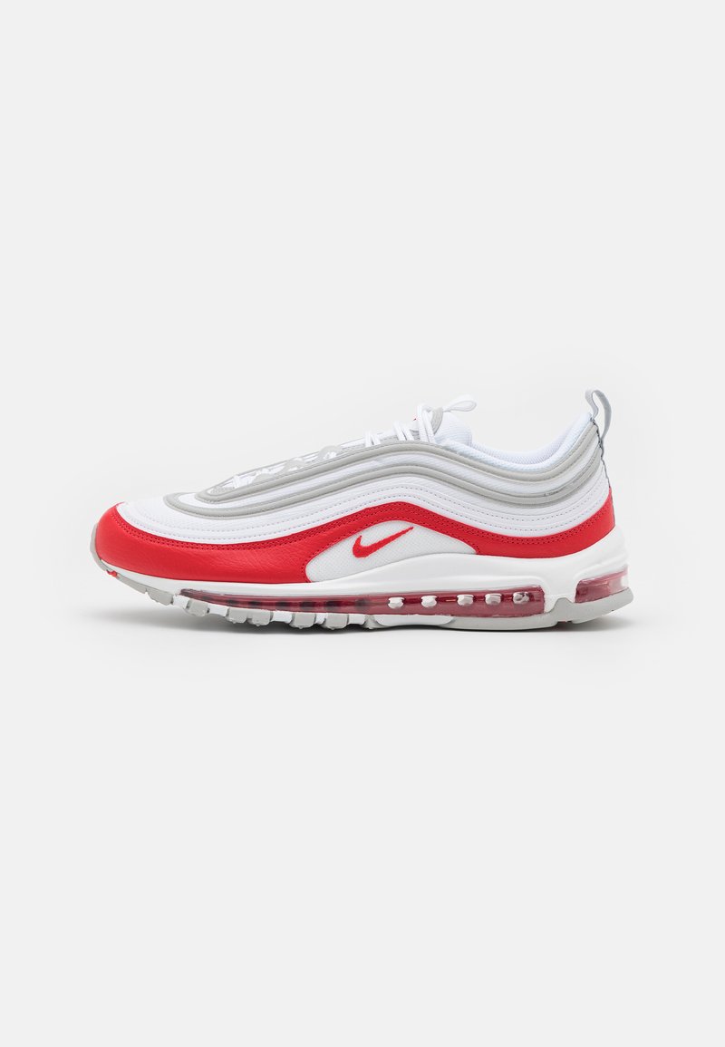 Le sneaker Nike Air Max 97 presentano una parte superiore bianca e rossa, materiali sintetici e mesh, una silhouette curvata e liscia, e un'ammortizzazione ad aria visibile.