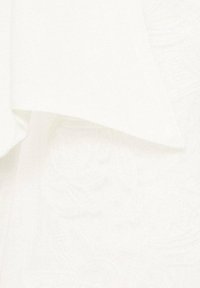 Weißer Textilstoff mit einer dezenten floralem Muster, gefaltet mit einer glatten, baumwollähnlichen Oberfläche und einem weichen Gefühl.