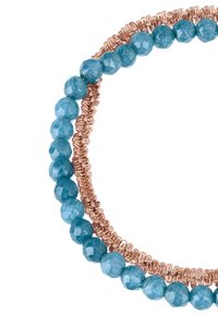 Pulsera de piedras preciosas turquesas con cuentas facetadas, intercaladas con acentos de espirales en oro rosa. Presenta superficies tanto suaves como texturizadas.