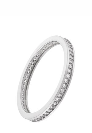 Bague en argent avec un anneau lisse et un design à sertissage en canal, ornée de petites pierres précieuses claires le long du bord extérieur.