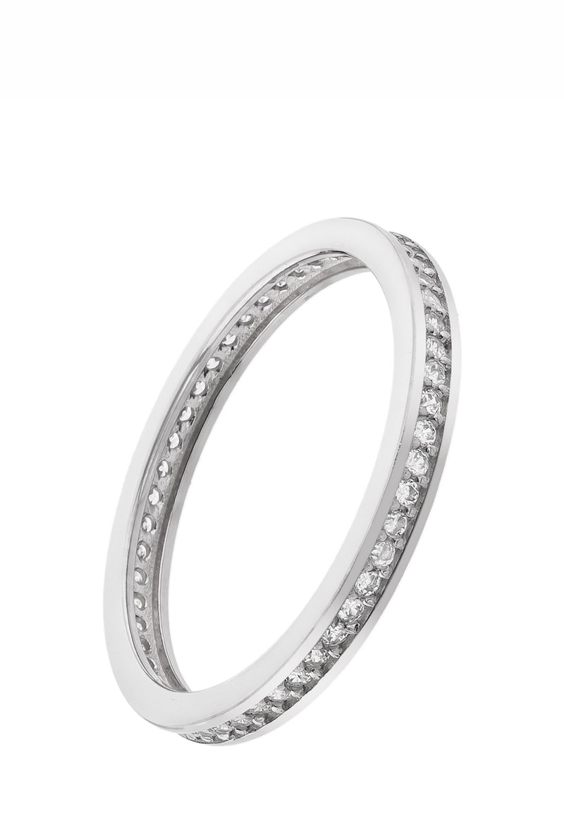 Bague en argent avec un anneau lisse et un design à sertissage en canal, ornée de petites pierres précieuses claires le long du bord extérieur.