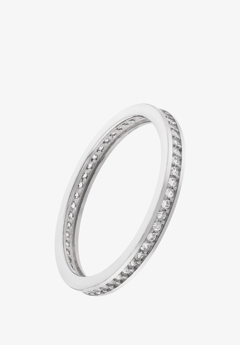 Bague en argent avec un anneau lisse et un design à sertissage en canal, ornée de petites pierres précieuses claires le long du bord extérieur.